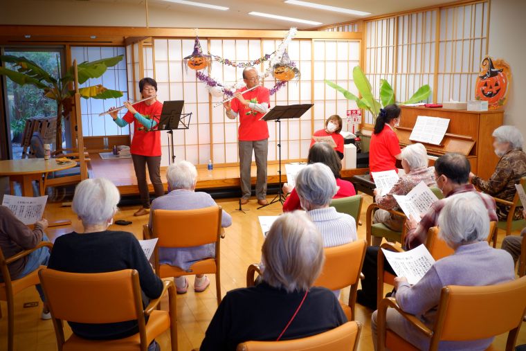 聴こえにくさがあるご入居者にも、フルートの音色はよく届いたようで、真剣に耳を傾けていらっしゃいました。